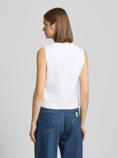 Frauenmodel trägt Regular Fit Weste aus Viskose-Leinen-Mix Modell 'GOA' von Only in Optik: Unifarben mit Flammgarn-Materialverarbeitung, Ganzkörperansicht Rückansicht.