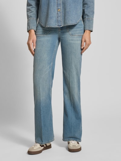 Vrouwenmodel draagt Jeans met steekzakken Model 'Carie' van Someday, katoenmix met stretch, recht model, voorkant, binnenbeenlengte 80 cm, bandwijdte 36 cm, knoop- en ritssluiting, vijf zakken, lichte denimkleur. Ganzkörperansicht van voren.