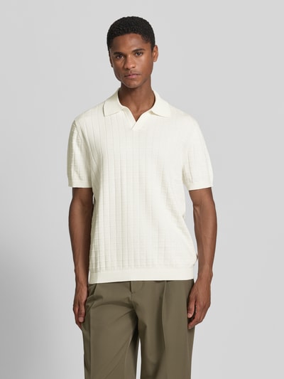 Męski model nosi Regular Fit Poloshirt mit Strukturmuster od Christian Berg Men, czysta bawełna, krój regular fit, kremowy wzór, kołnierzyk polo, dekolt w serek, długość tyłu w rozm. M: 69 cm, długość rękawa: 27 cm, widok całej sylwetki z przodu