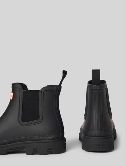 Produktfoto, Stiefeletten mit Label-Patch von Hunter in Schwarz mit Blockabsatz, strukturierter Sohle und abgerundeter Passform, Kontext: Damen Stiefeletten, Label-Patch, Absatzhöhe 4 cm, Schafthöhe 13 cm, Schaftweite 12 cm