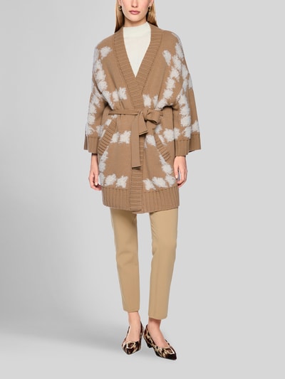 Vrouwenmodel draagt cardigan met strikceintuur en 3/4-mouw van Marc Cain, Materiaalmix met alpaca, regular fit, all-over look, ruglengte maat 36: 86 cm, mouwlengte maat 36: 27 cm, all-over motief in beige en wit, gestructureerde textuur, broekkleur lichtbeige, geheel vooraanzicht