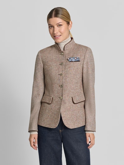 Frauenmodel trägt Blazer mit Viskose-Anteil und Stehkragen von White Label in Beige mit Struktur, Pattentaschen, Brustleistentasche, Ganzkörperansicht von vorne.