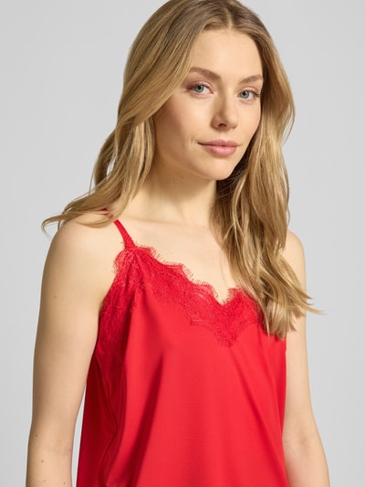 Modelka kobieca ma na sobie Regular Fit Top mit Spitzenbesatz Modell 'Bicco' od FREE/QUENT, elastyczny materiał, kolor czerwony, koronka, cienkie ramiączka, dekolt V; zbliżenie na górną część ciała