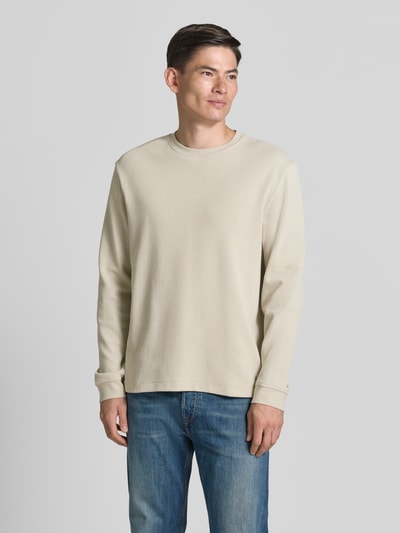 Männermodel trägt Regular Fit Langarmshirt aus Baumwoll-Mix Modell 'WE-TEMPEST' von BOSS Orange, unifarben, Feinripp, Ganzkörperansicht von vorne