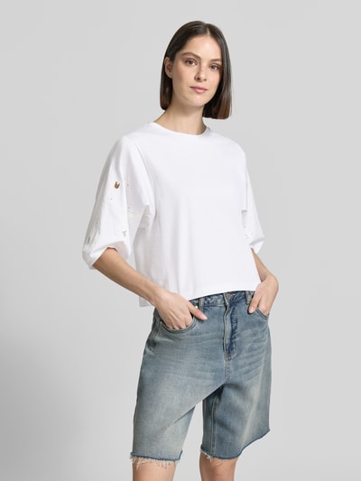 Frauenmodel trägt T-Shirt mit 3/4-Arm und Lochstickerei von Marc Cain in Weiß, reine Baumwolle, Regular Fit, Rundhalsausschnitt, Ganzkörperansicht von vorne.