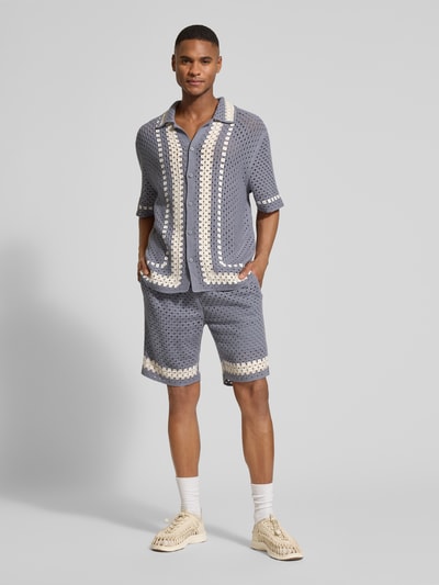 Männermodel trägt Straight Fit Shorts mit Lochmuster von JAKE*S STUDIO MEN in Strick-Optik, elastischer Bund, Ganzkörperansicht von vorne.