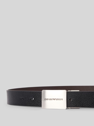Produktfoto, Gürtel aus echtem Rindsleder mit Logo-Detail von Emporio Armani, schwarzes Strukturmuster, silberne Schnalle, 3 cm breit.