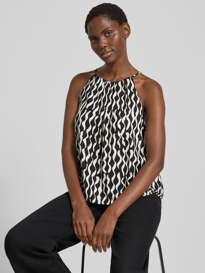 Frauenmodel trägt Relaxed Fit Top aus reiner Viskose Modell 'Foyage' von OPUS mit schwarz-weißem Wellenmuster, Spaghettiträger, Nahaufnahme Oberkörper.