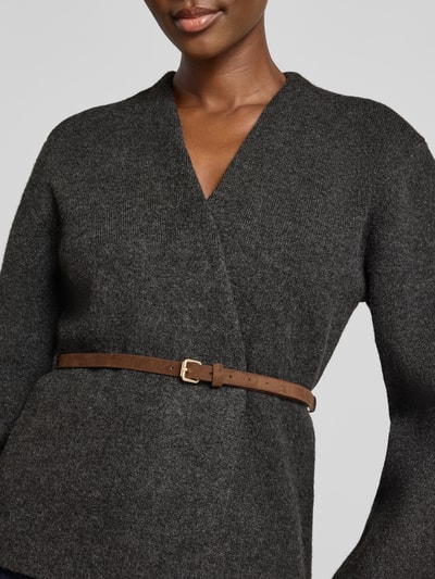 Frauenmodel trägt Regular Fit Strickjacke mit Woll-Anteil von Jake*s Collection in dunklem Grau, leicht melierte Textur, Nahaufnahme Oberkörper.