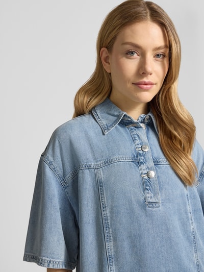 Frauenmodel trägt Regular Fit Minikleid aus Lyocell-Mix Modell 'Sea' von Gestuz, Denim-Optik, Halbarm, Nahaufnahme Oberkörper.