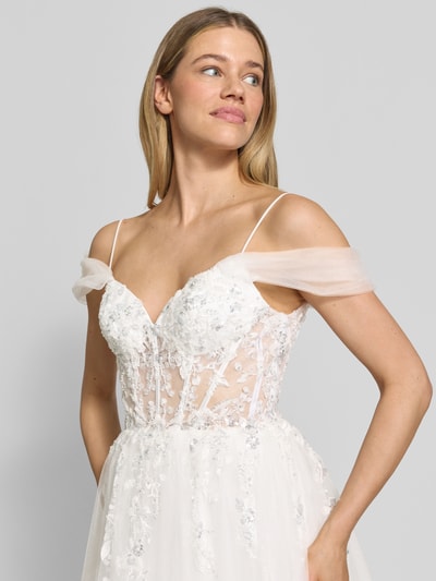 Modelka prezentuje Brautkleid mit floralem Stitching von Unique, białe, siateczkowe, krój slim fit, kwiatowe przeszycia, cekiny, szerokość w rozmiarze 36: 32 cm, długość tyłu 137 cm, zbliżenie na górę sukienki