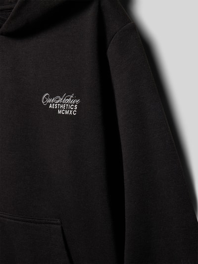 Productfoto, zwarte Hoodie met capuchon model 'ROAR' van Jack & Jones, katoenmengsel, labelprint, kangoeroezak, geribde boorden.