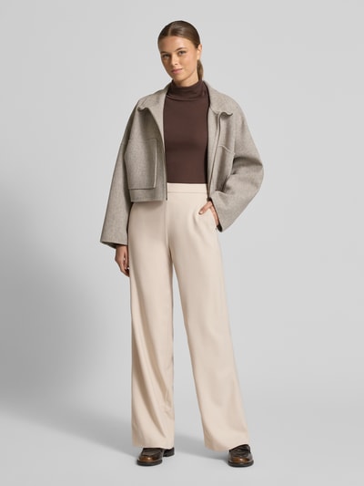 Vrouwenmodel draagt Wide Leg Stoffhose mit elastischem Bund Modell 'PALINA' van Raffaello Rossi in beige crêpe met Franse zakken, materiaal-mix met viscose, volledige lichaamsaanzicht van voren.