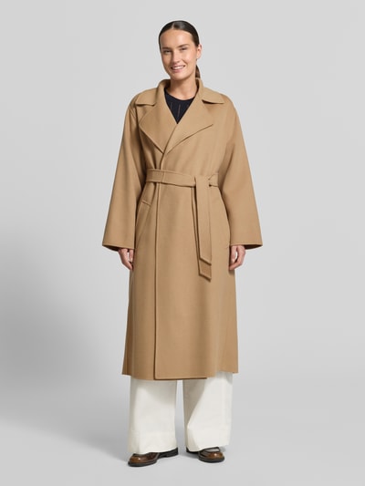 Vrouwenmodel draagt beige lange jas Regular Fit Mantel aus Schurwoll-Mix model 'OPEROSO' van Weekend Max Mara, Ganzlichaamsaanzicht van voren.