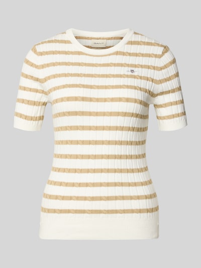 Produktfoto, Strickshirt mit Rundhalsausschnitt und Label-Stitching von Gant im Slim-Fit aus Baumwoll-Mix mit Stretch-Anteil in Ripp-Optik, creme-beige gestreift.