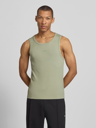 Mannenmodel draagt Slim Fit Tank Top uit katoenmix model 'DAPOTA' van HUGO in uni-look met labelapplicatie, fijn rib, ronde hals, vooraanzicht bovenlichaam