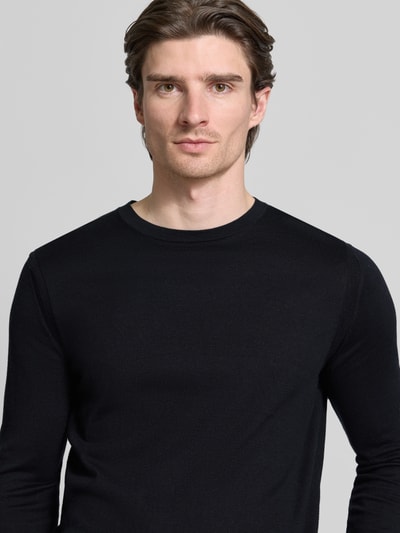 Männermodel trägt schwarzen Strickpullover mit gerippten Abschlüssen Modell 'WALLIE' von CINQUE, Baumwoll-Lyocell-Mix, Nahaufnahme Oberkörper