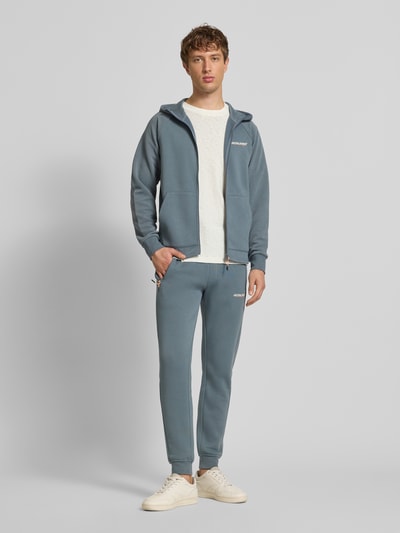 Jack & Jones Slim Fit Sweatpants mit Logo-Print Modell 'Gordon' Rauchblau 1