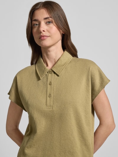 Frauenmodel trägt Regular Fit Poloshirt mit Strukturmuster Modell 'FLOAT' von Fynch-Hatton in Beige, reine Baumwolle, Nahaufnahme Oberkörper.