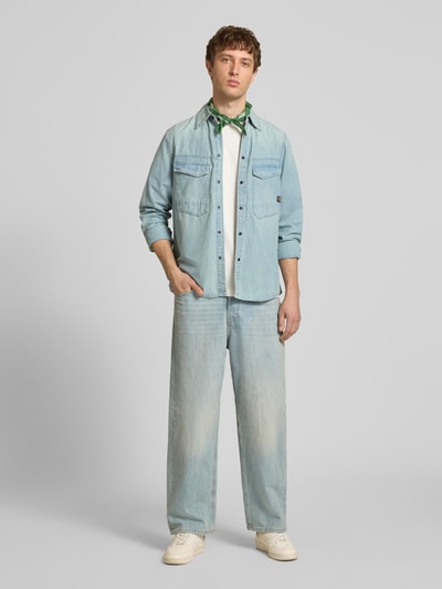 Männermodel trägt Regular Fit Freizeithemd mit Brusttaschen Modell 'dakota' von G-Star Raw in hellem Denim, Material-Mix, Ganzkörperansicht von vorne.