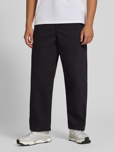 Männermodel trägt Straight Fit Jeans aus reiner bawełna von REVIEW, wpuszczane kieszenie, zapięcie na guzik i zamek błyskawiczny, szerokość w rozmiarze M: 44 cm, długość wewnętrzna nogawki w rozmiarze M: 74 cm, czarny kolor, gładka tekstura, całkowity widok z przodu.
