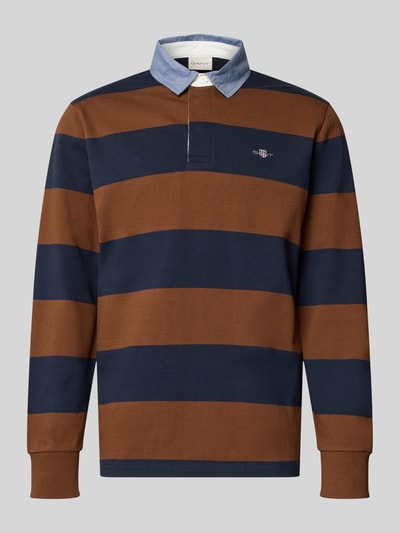 Produktfoto, Bluza z wyhaftowanym logo Sweatshirt mit Label-Stitching od Gant z bawełny, krój regular fit, kołnierzyk polo, listwa guzikowa, prążkowane rękawy, długość tyłu 72 cm, długość rękawów 66 cm, szerokie poziome pasy w kolorze granatowym i brązowym, miękka tekstura.