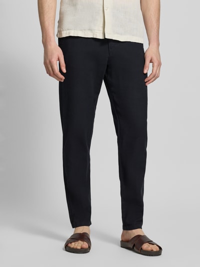 Mannenmodel draagt Regular Fit broek uit katoen-linnen-mix model 'BRODY' van SELECTED HOMME, effen kleuren, steekzakken, voorkant, close-up