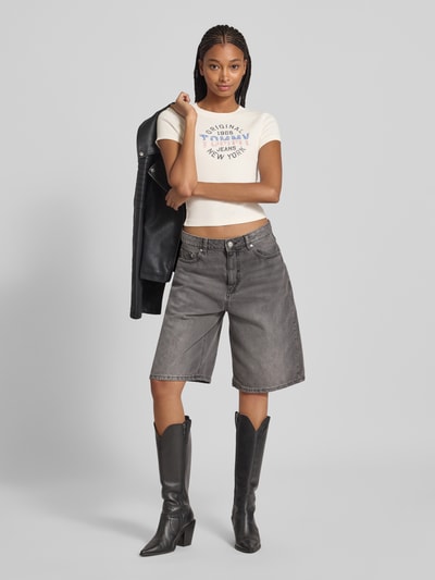 Tommy Jeans T-shirt o kroju slim fit z prążkowaniem Złamany biały 1