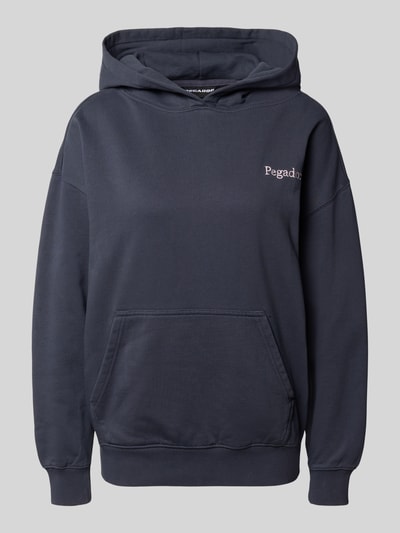 Produktfoto, granatowa bluza z kapturem z mieszanki bawełny z wyhaftowanym logo, krój oversized, kieszeń kangurka, Oversized Hoodie mit Label-Stitching Modell 'MARIALVA' von Pegador