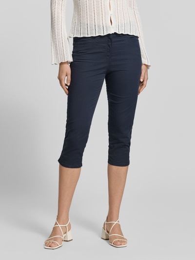Frauenmodel trägt Skinny Fit Caprihose aus Baumwoll-Mix Modell 'LUCA' von Raphaela By Brax, Optik: Unifarben, Nahaufnahme Unterkörper.