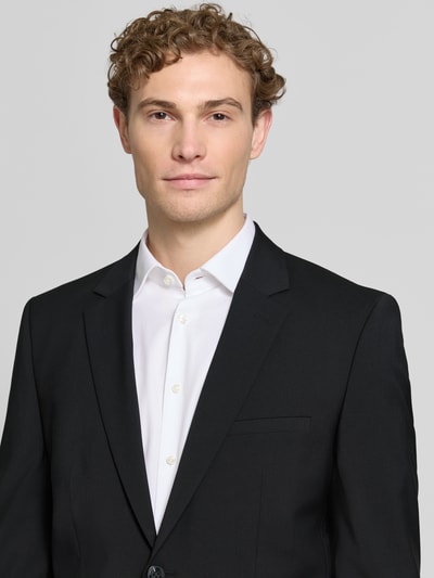 Męski model nosi Super Slim Fit Anzug aus Woll-Mix Modell 'ARTI/HESTEN' von HUGO, efekt: jednolity kolor, mieszanka wełny, z aplikacją z marką, kołnierz z połami, krótka listwa guzikowa, zapięcie na 2 guziki, szlufki, zamek błyskawiczny, długi rękaw, zakończenie rękawów: nachodzące na siebie guziki, wykończenie: rozporki, komplet, kieszenie z patką, kieszeń wewnętrzna, brustasza, wpuszczane kieszenie, lamowane kieszenie, Ganzkörperansicht z przodu