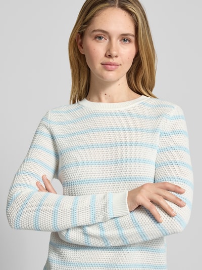 Vrouwenmodel draagt Gebreide pullover met blauwe en witte strepen, puur katoen, slim fit, Model 'DALO' van Vila, nahaufnahme bovenlichaam.
