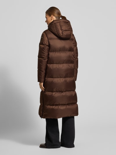 Vrouwenmodel draagt gewatteerde mantel met capuchon, regular fit, tweewegritssluiting, labeldetail, Model 'CELIA' van Blauer vs, Ganzkörperansicht Rückansicht, Ruglengte bij maat S: 110 cm, schouderbreedte: 43 cm, borstwijdte: 55 cm, mouwlengte: 60 cm