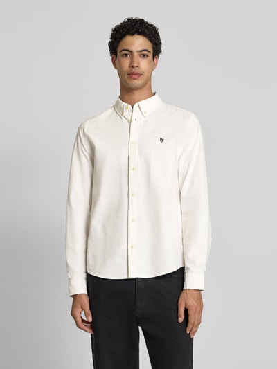 Männermodel trägt Regular Fit Freizeithemd mit Button-Down-Kragen von REVIEW in Weiß, Reine Baumwolle, Label-Stitching, Ganzkörperansicht von vorne. Rückenlänge bei Größe M: 75 cm, Schulterbreite bei Größe M: 45 cm, Ärmellänge bei Größe M: 67 cm.