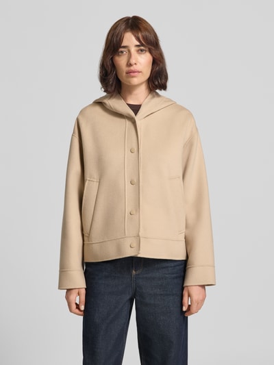 Frauenmodel trägt Regular Fit Wolljacke mit seitlichen Eingrifftaschen Modell 'WKDRIDENTE' von Weekend Max Mara in Beige, glatte Textur, Ganzkörperansicht von vorne, Damen Wolljacke von Weekend Max Mara.