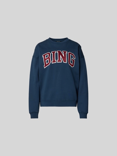 Produktfoto, Oversized Sweatshirt mit Logo-Detail von Anine Bing aus reiner Baumwolle in Dunkelblau mit roten Logo, oversized Fit, Rundhalsausschnitt, elastische Abschlüsse, Rückenlänge bei Größe S 63 cm.