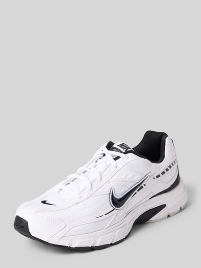 Produktfoto, weißer Sneaker mit Logo-Detail, abgerundete Passform, Schnürverschluss, Modell 'Initiator' von Nike, Herren, strukturierte Oberfläche, Absatzhöhe 6 cm, Schafthöhe 6 cm, Schaftweite 6 cm