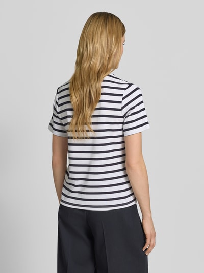 Vrouwenmodel draagt T-shirt im Allover-Look mit Rundhalsausschnitt van comma, mix van katoen en elastaan, regular fit, all-over look, ruglengte bij maat 36: 57 cm, Ganzkörperansicht Rückansicht.