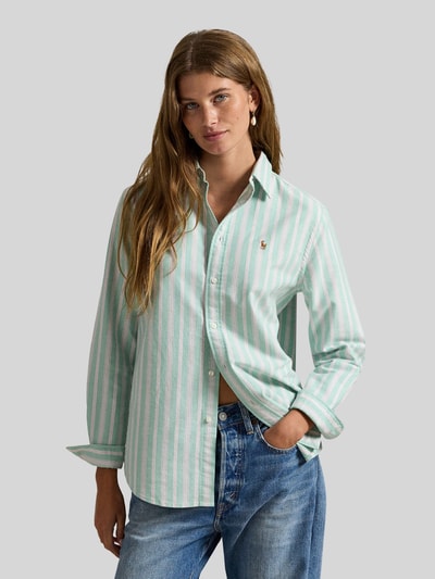 Modelka nosi Regular Fit Hemdbluse aus reiner Baumwolle von Polo Ralph Lauren, wzór w paski, wyhaftowane logo, długi rękaw, bluzka koszulowa Oxford, 100% bawełna, efekt: wzór na całej powierzchni, krój regular fit, kołnierzyk koszulowy, listwa guzikowa, mankiety, widok całej sylwetki z przodu.