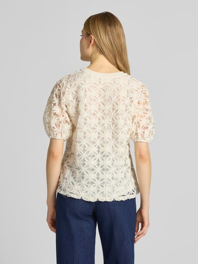 Modelka nosi Blusenshirt mit Stitchings und Puffärmeln von Rich & Royal, kremowe kwiatowe faktury, krój regular fit, widok całej sylwetki z tyłu.