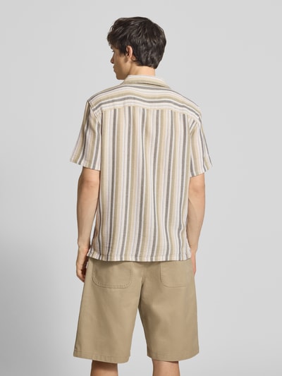Männermodel trägt Regular Fit Freizeithemd aus Baumwoll-Mix Modell 'TREV LIFE' von Only & Sons mit Optik: Allover-Muster, Streifen, Rückansicht, Ganzkörperansicht Rückansicht.