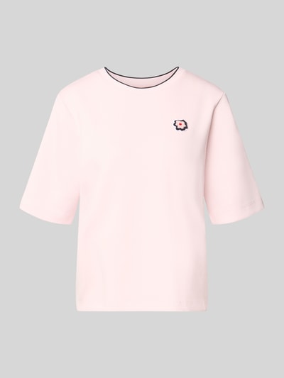 Produktfoto, Relaxed Fit T-Shirt aus Viskose-Mix von Marc Cain, damski t-shirt z mieszanki wiskozy, krój relaxed fit, detal z logo, okrągły dekolt, długość tyłu w rozmiarze 36: 54 cm, kolor jasnoróżowy, prosta forma, gładka faktura