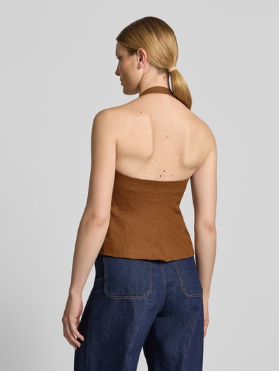 Frauenmodel trägt Weste aus Leinen mit Neckholder Modell 'BORELI' von Mango, braune Farbe, taillierter Schnitt, Ganzkörperansicht Rückansicht.