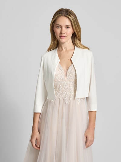 Vrouwenmodel draagt Bolero met open voorkant van Vera Mont, materiaalmix met stretch, recht model, sportmanchetten, vooraanzicht bovenlichaam.