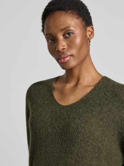 Vrouwenmodel draagt gebreide pullover uit wolmix met alpaca, regular fit, v-hals, Model 'THORA' van MOS MOSH, Nahaufnahme bovenlichaam. Ruglengte maat S: 82 cm, mouwlengte maat S: 46 cm.