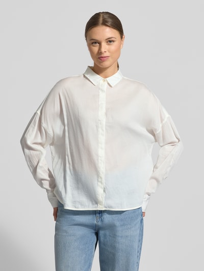 Modelka nosi Regular Fit Bluzka z bawełny model 'SANDY' od 0039 Italy, kolor biały, kołnierzyk koszulowy, listwa guzikowa zakryta, Ganzkörperansicht von vorne.