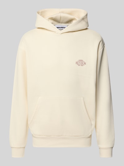 Produktfoto, Relaxed Fit Hoodie aus Baumwoll-Mix mit Logo-Print von REVIEW, cremefarben, Kängurutasche, gerippte Abschlüsse, Kontext: Herren Hoodie von REVIEW, Baumwoll-Mix, Relaxed Fit, Logo-Print, überschnittene Schultern, langärmeliges Design, gerippte Abschlüsse, Kängurutasche, Rückenlänge 64 cm, Ärmellänge 64 cm