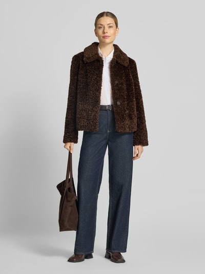 Kobiece model prezentuje Regular Fit Jacke mit Umlegekragen od FUCHS SCHMITT, brązowe futerko, listwa guzikowa, krój regular fit, wykładany kołnierz, długość tyłu w rozmiarze 36: 52 cm, szerokość ramion w rozmiarze 36: 46 cm, szerokość w klatce piersiowej w rozmiarze 36: 53 cm, długość rękawów w rozmiarze 36: 62 cm, widok całej sylwetki z przodu