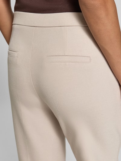 Frauenmodel trägt Gerade Hose mit fixierten Bügelfalten Modell 'RENEE' von Raffaello Rossi in Beige, glatte Textur, Nahaufnahme Rückansicht, Damen Gerade Hose von Raffaello Rossi.
