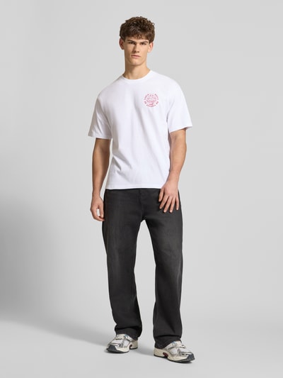 Männermodel trägt weißes T-Shirt aus reiner Baumwolle Modell 'MUSIC CHANNEL' von Edwin, gerader Schnitt, Rundhalsausschnitt, Ganzkörperansicht von vorne.